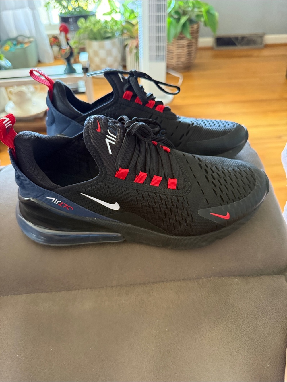 Nike Air Max 270 boys 6y Sneakers — Black with Red and White Details
